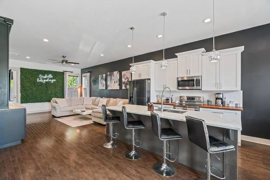 Holiday home King Bed, Balcony, Covered Patio & Firepit! 8 Minutes From Broadway Nashville