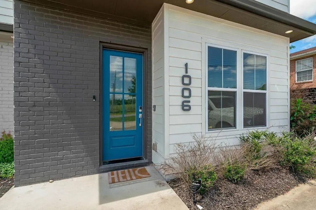 King Bed, Balcony, Covered Patio & Firepit! 8 Minutes From Broadway Nashville Holiday home