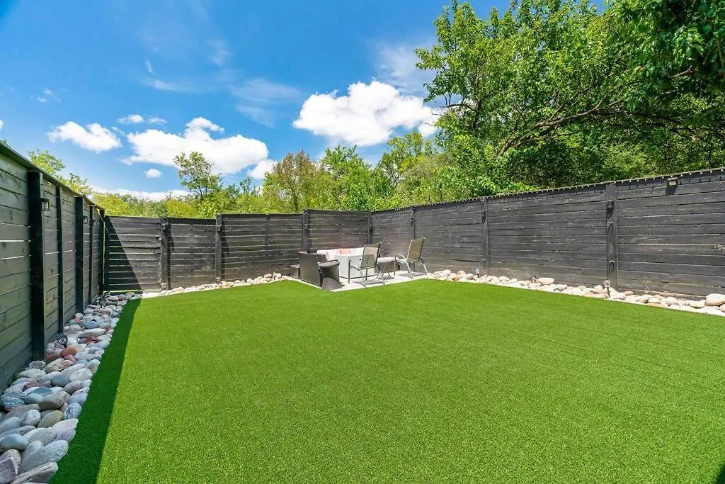 Holiday home King Bed, Balcony, Covered Patio & Firepit! 8 Minutes From Broadway Nashville