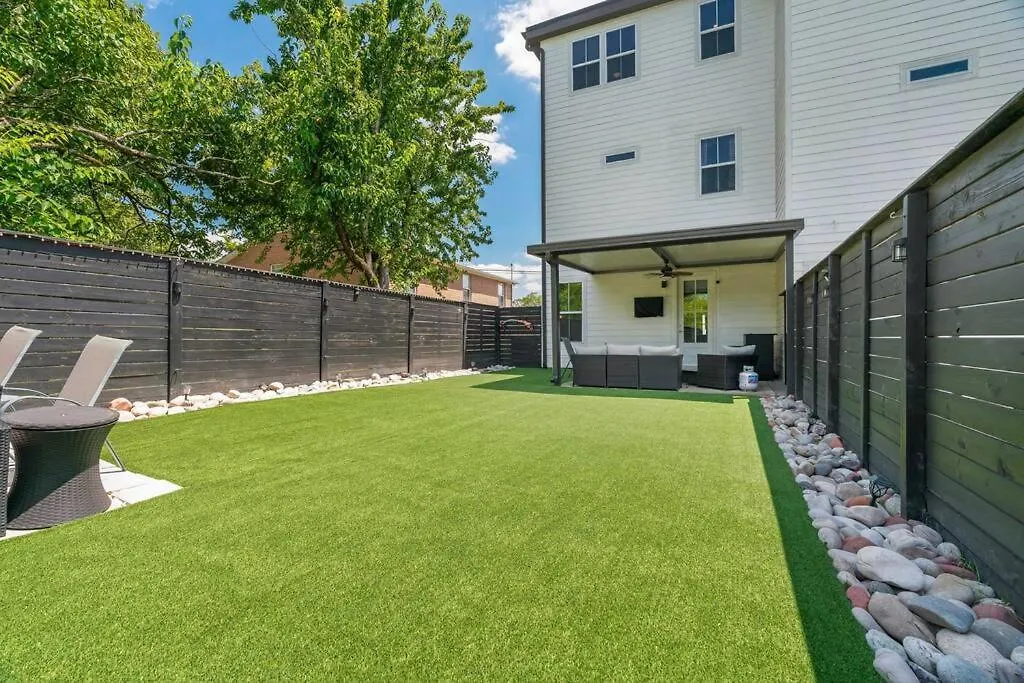 King Bed, Balcony, Covered Patio & Firepit! 8 Minutes From Broadway Nashville Holiday home