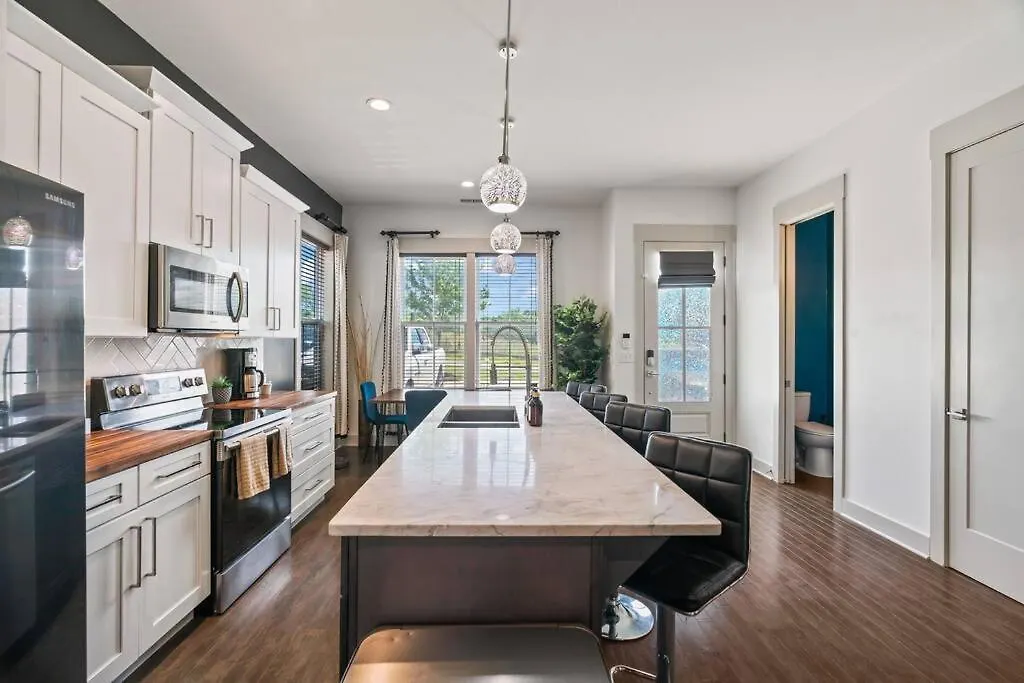King Bed, Balcony, Covered Patio & Firepit! 8 Minutes From Broadway Nashville Holiday home