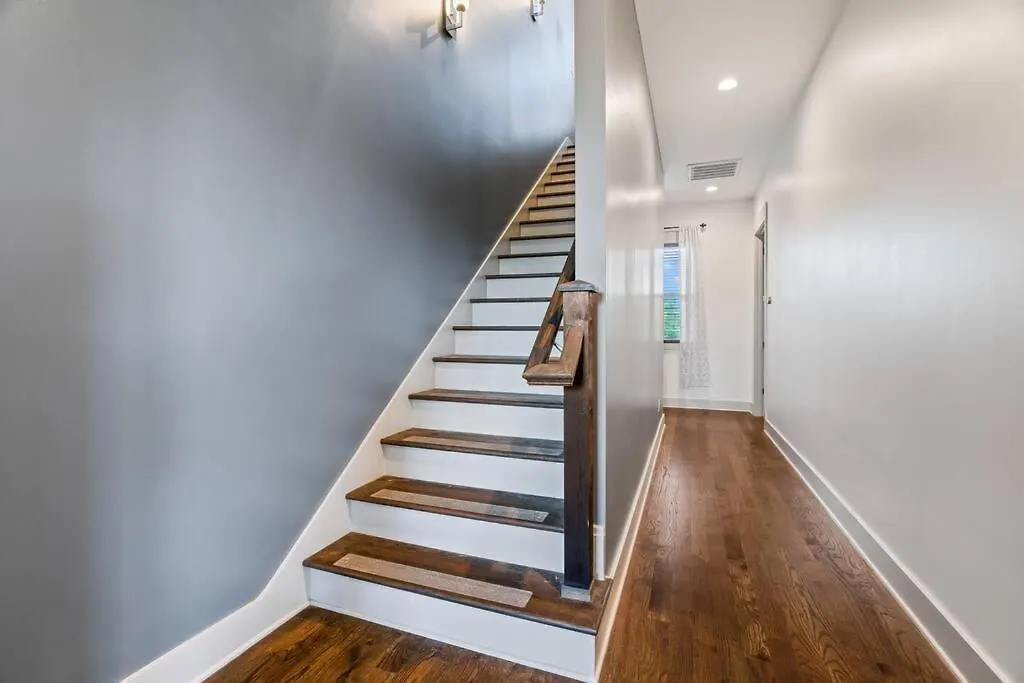 King Bed, Balcony, Covered Patio & Firepit! 8 Minutes From Broadway Nashville Holiday home