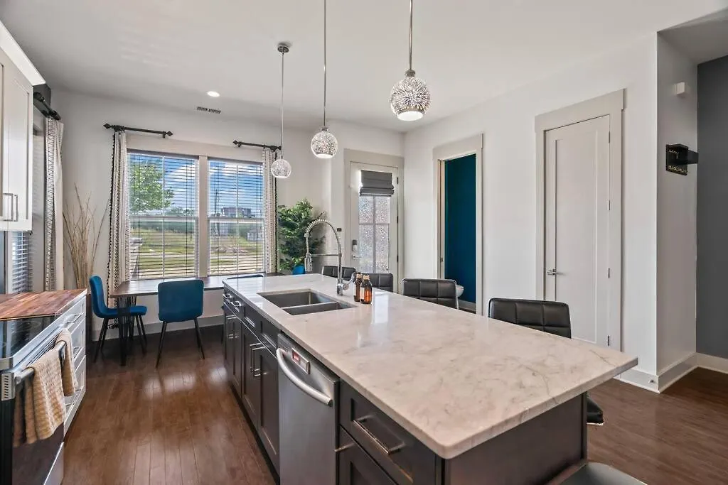 King Bed, Balcony, Covered Patio & Firepit! 8 Minutes From Broadway Nashville 0*,