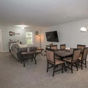 Elegant 3 Bedroom Apt With Free Parking And Balcony Nashville